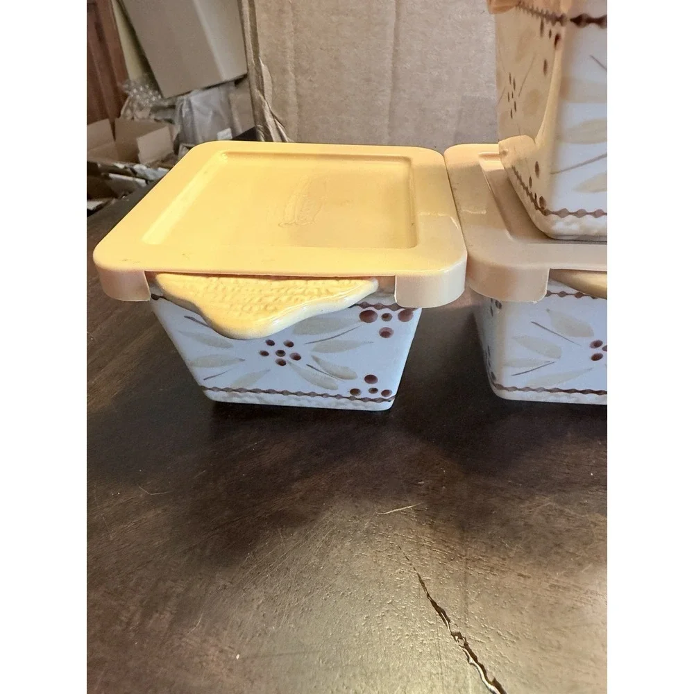 Temp-tations by Tara set of 4 Old world yellow 10 oz ramekins Square, Baker Lids